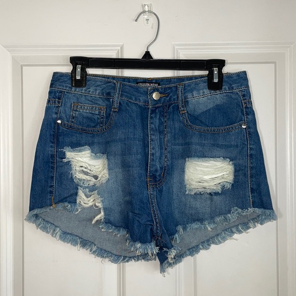 NWT Fashion Nova Size 27 Distressed Denim Shorts - Picture 5 of 6